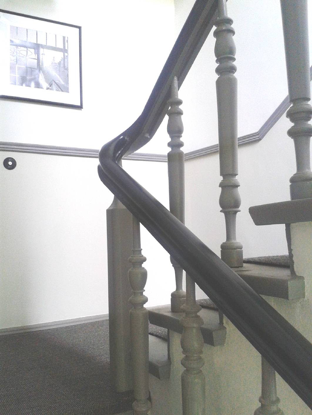 Die Bakelit Schalter sind mit Keramik Tastern versehen. Malermeister Schimpf hat hier die Malerarbeiten im Treppenhaus und die Paneelleiste angebracht. Das Treppenhaus wurde einfach elegant grau gestaltet. estaurierung Berlin